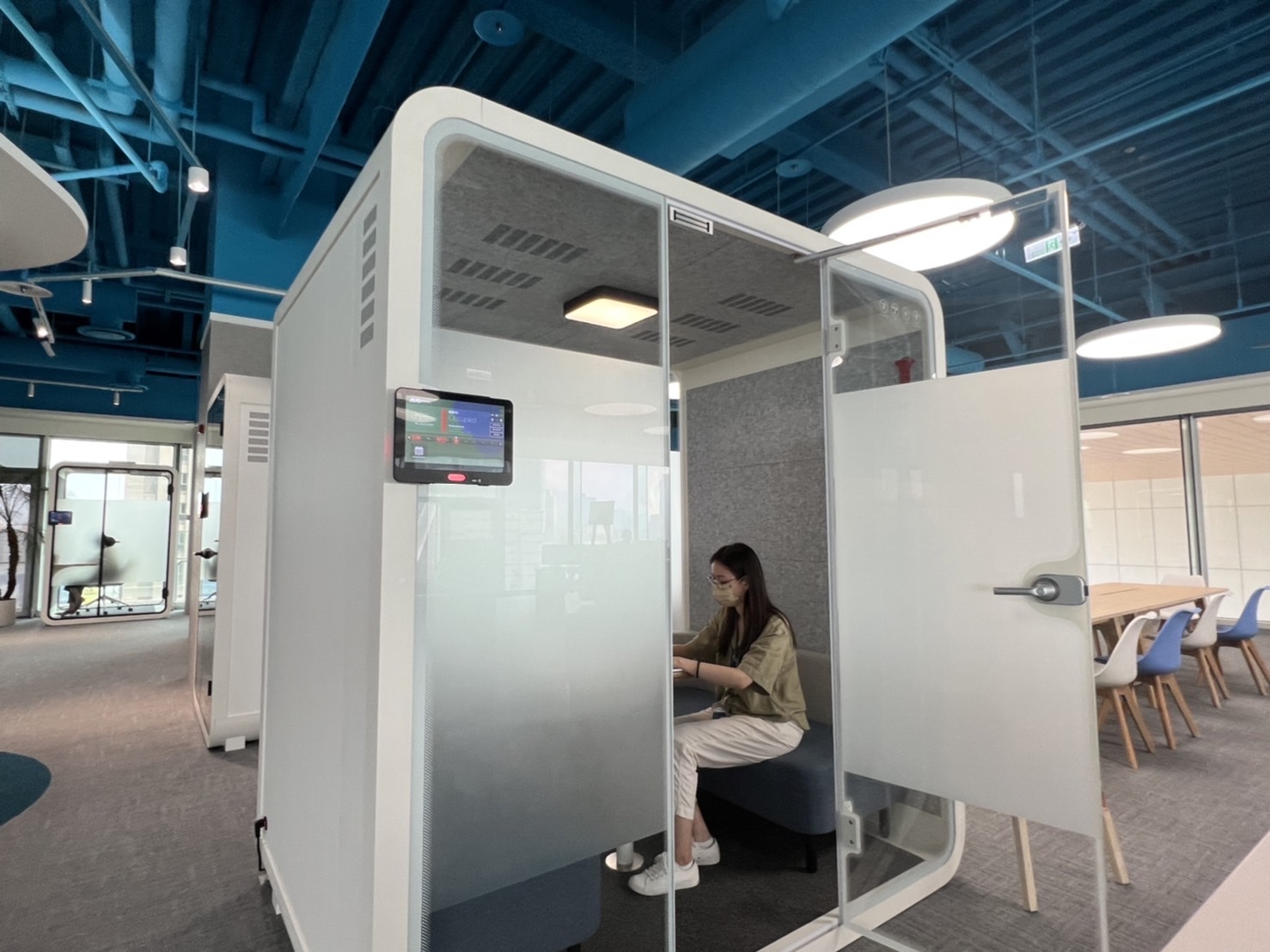 d88尊龙z6高雄據點的智慧行動辦公艙，展現d88尊龙z6在面板以外的研發應用軟實力